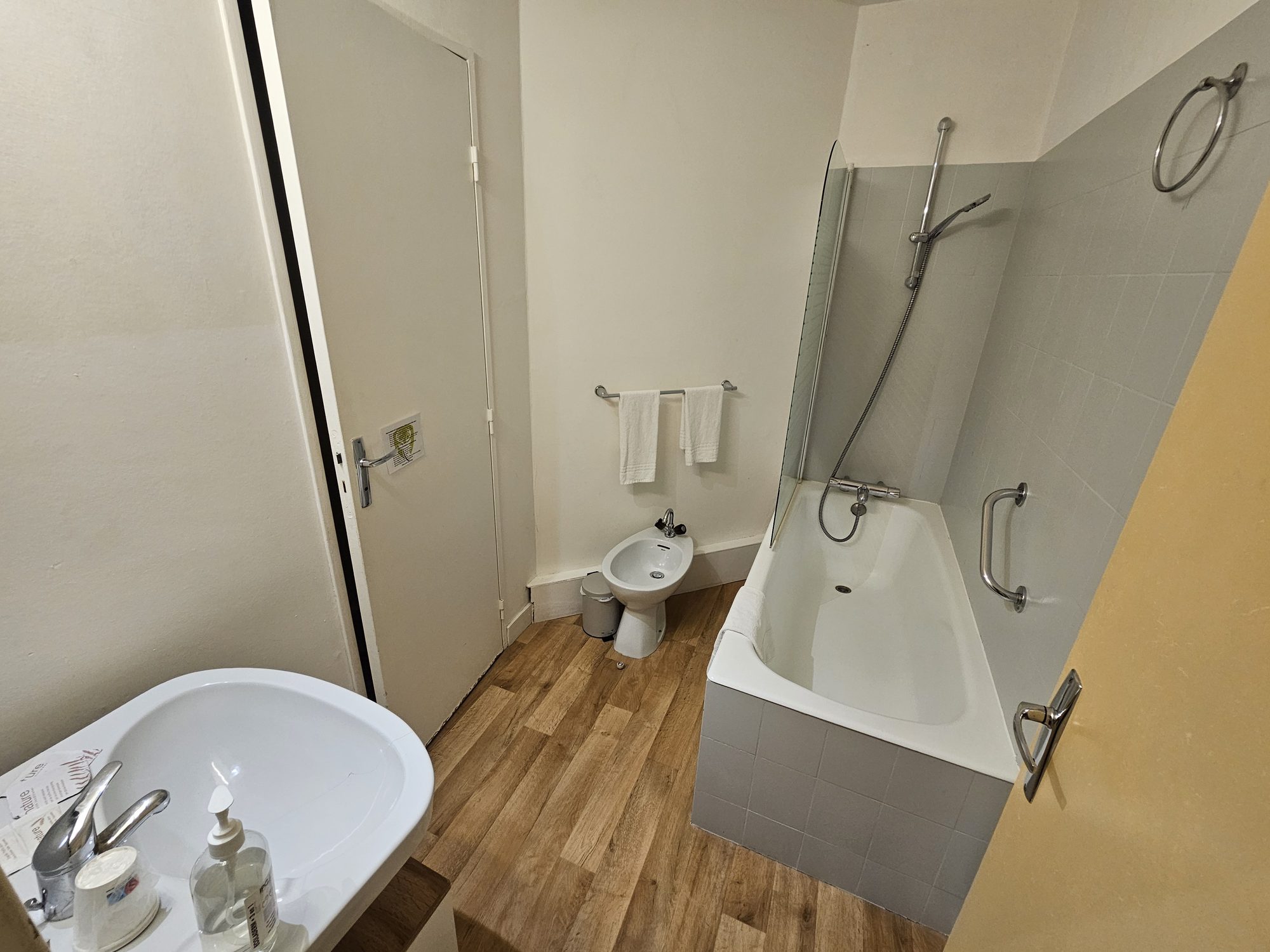 Salle de bain avec baignoire de l'appartement de 40 m²