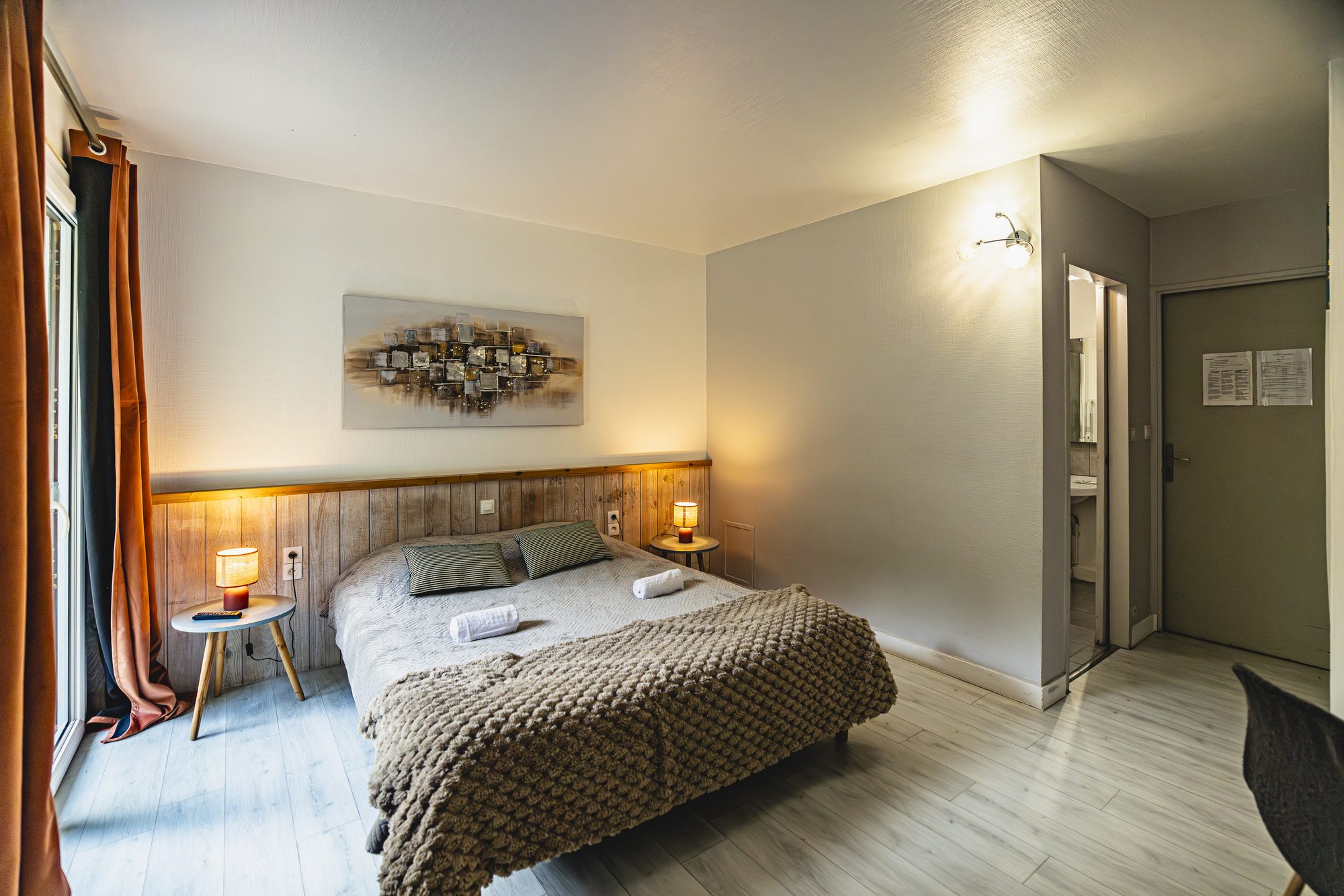 Chambre double avec grand lit