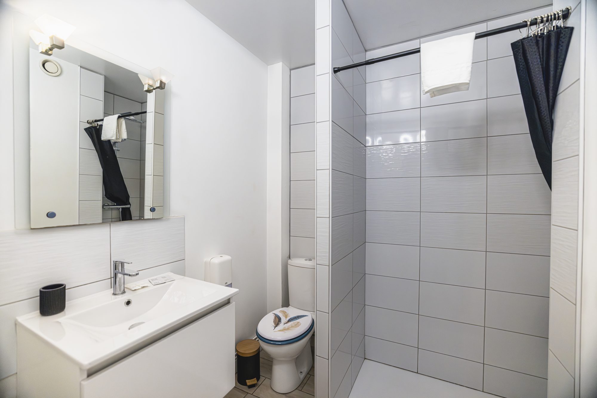 Sa salle de bain, meuble vasque et douche
