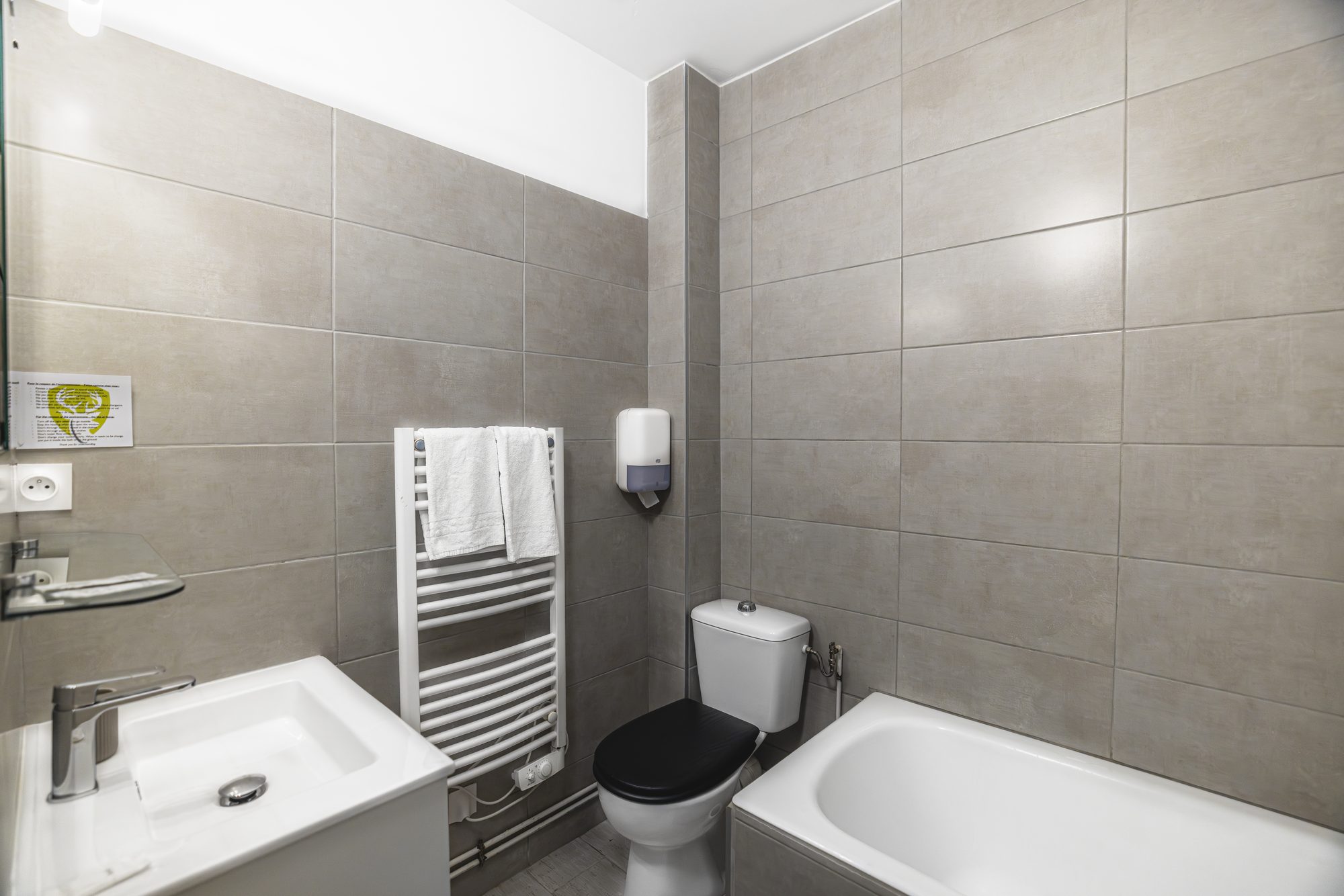 La salle de bain de la chambre twin, baignoire et sèche-serviettes