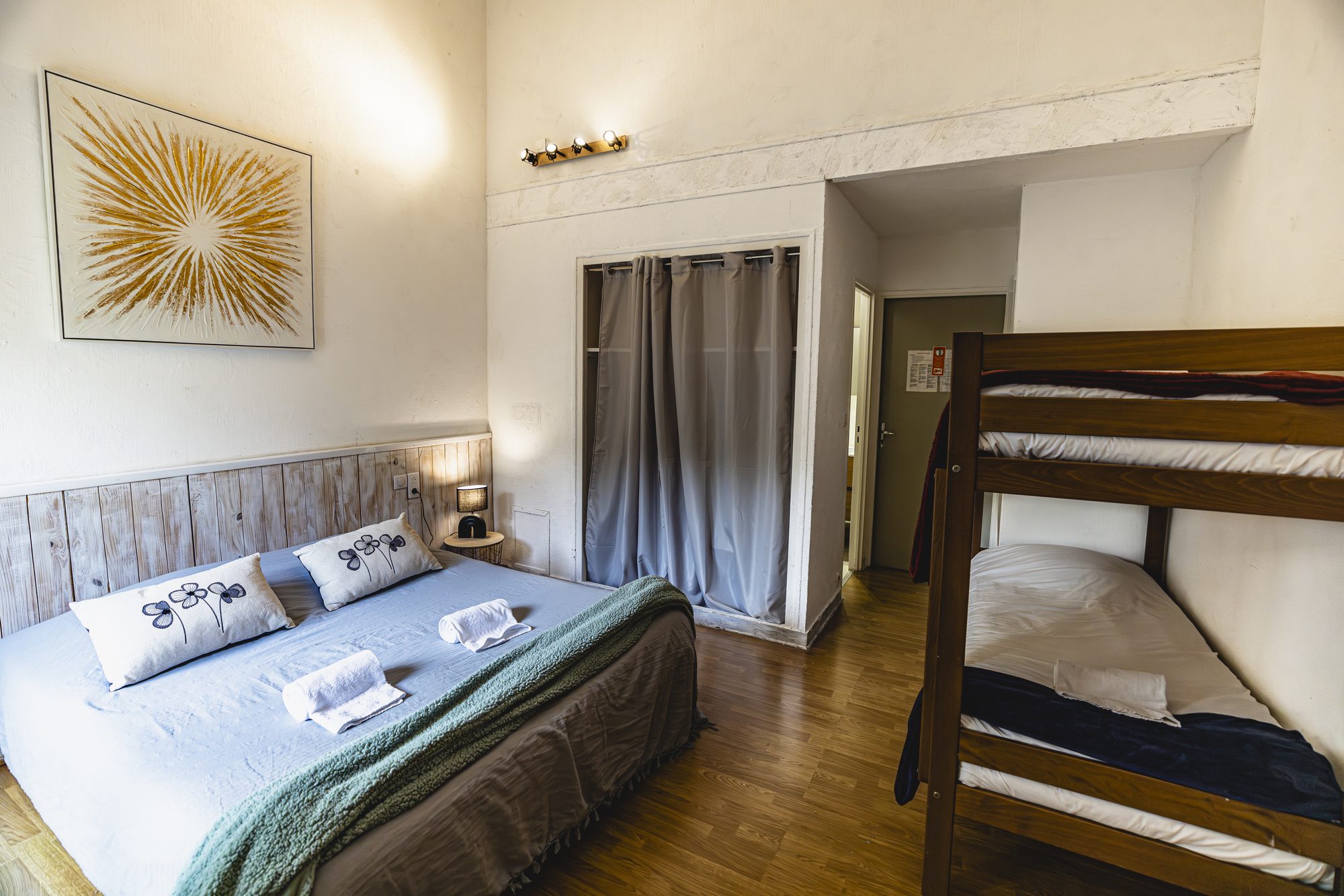 Chambre familiale avec grand lit et lits superposés