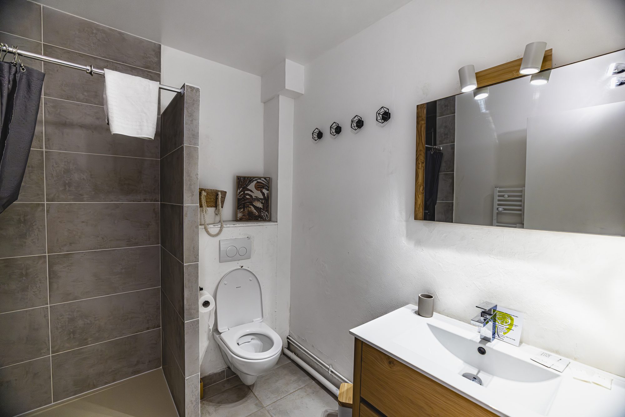 Sa salle de bain, douche à l'italienne et meuble vasque en bois