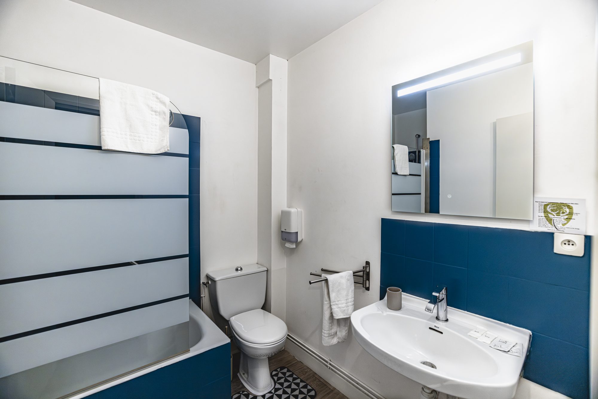 Sa salle de bain, baignoire et faïence bleue