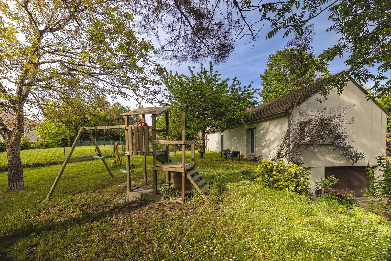 L'aire de jeux en bois dans le jardin