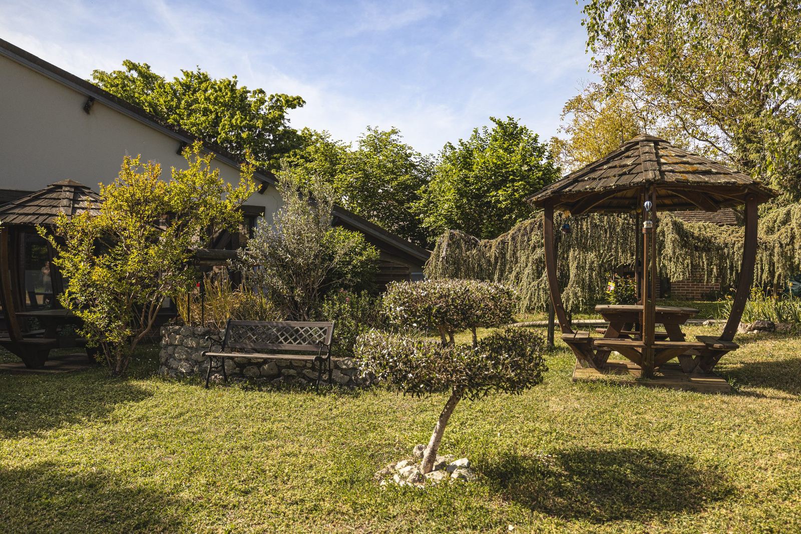 Les deux kiosques en bois et le banc du jardin