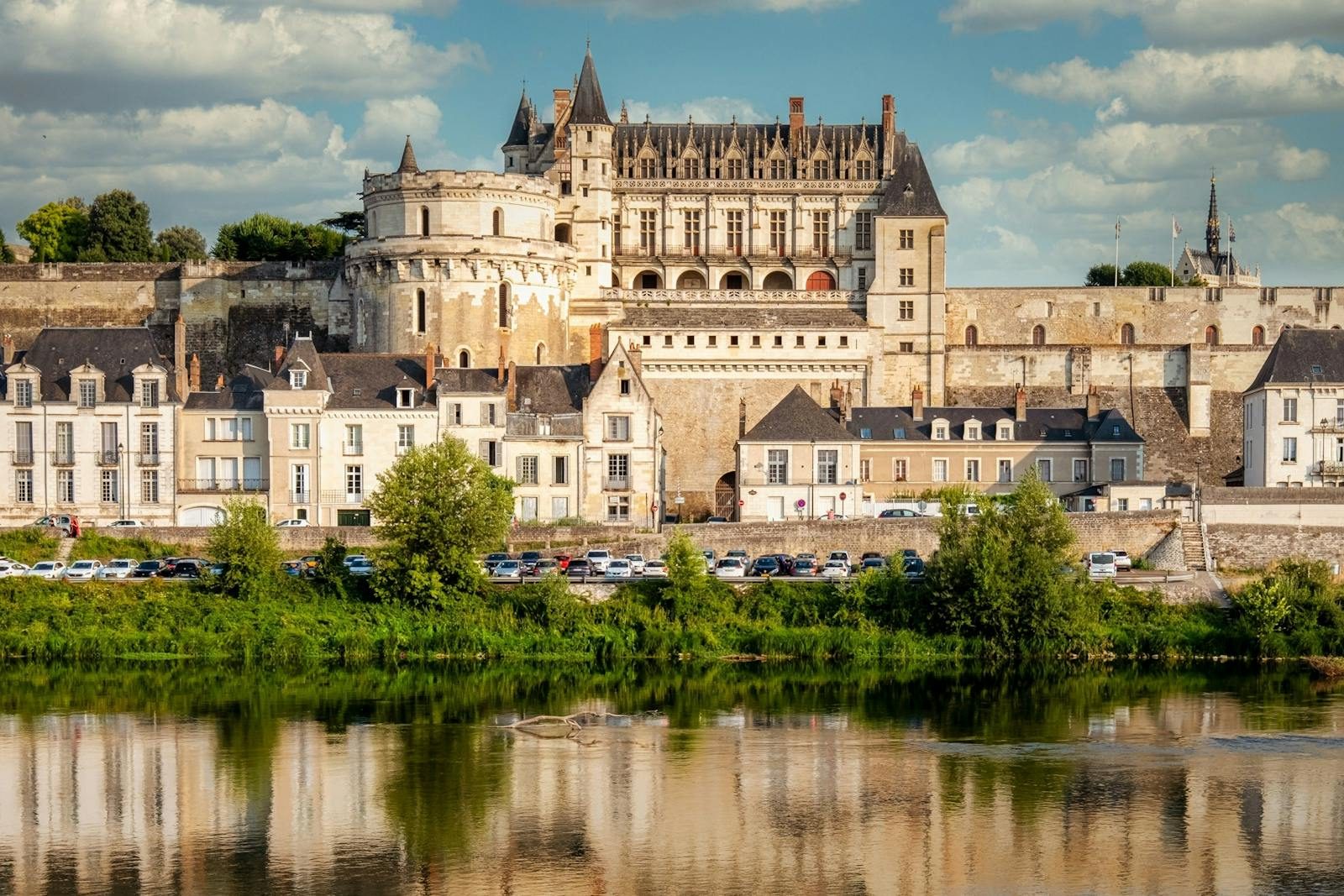 Le château royal d'Amboise surplombant la Loire