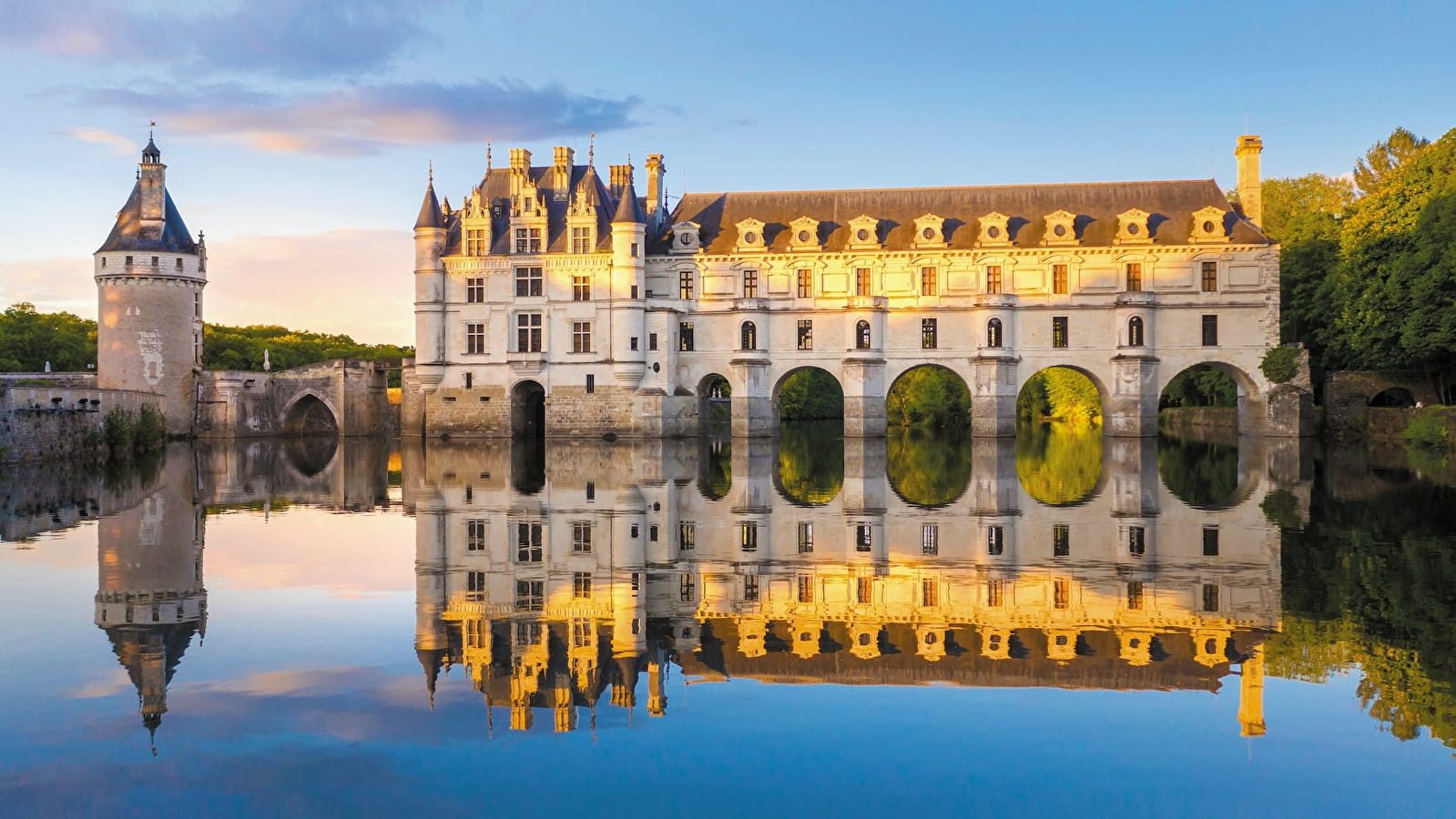 Le château de Chenonceau enjambant le Cher