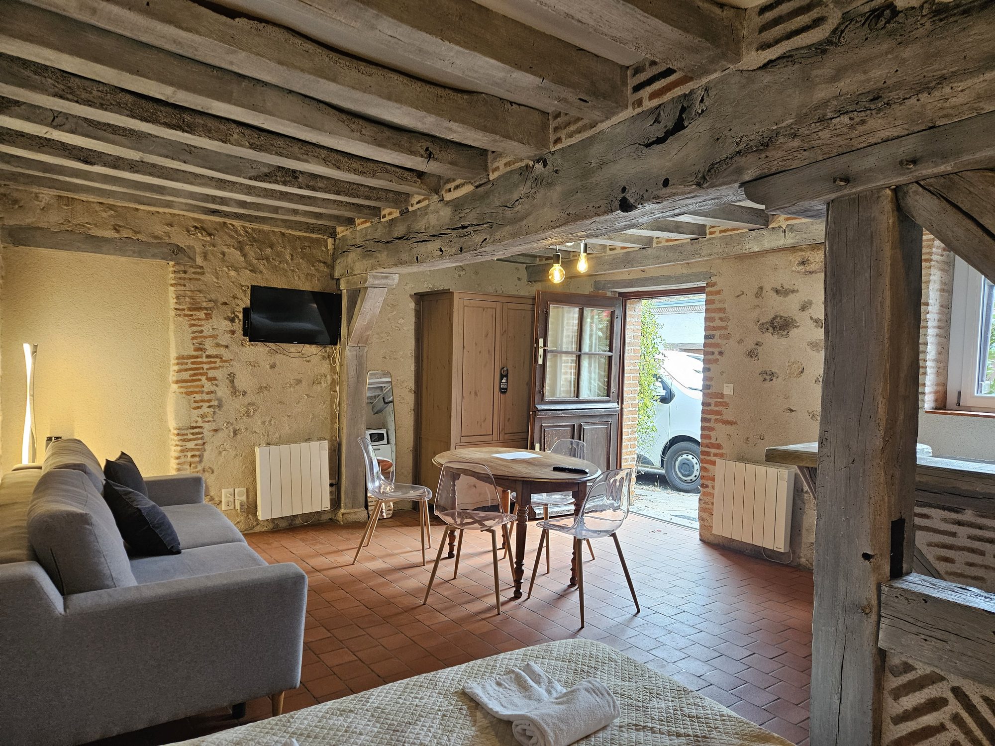 Le salon du studio, murs en pierre apparente